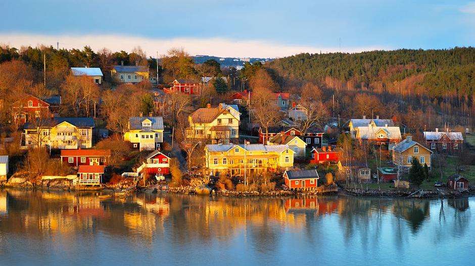 Häuser am See in Finnland Puzzlespiel online