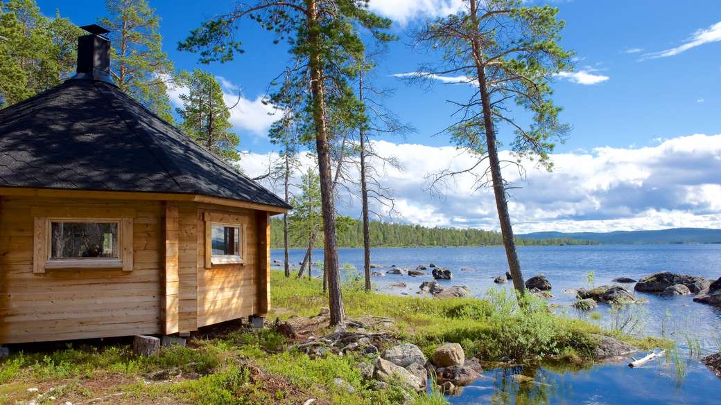 Ξύλινο σπίτι στη λίμνη Inari στη Φινλανδία παζλ online
