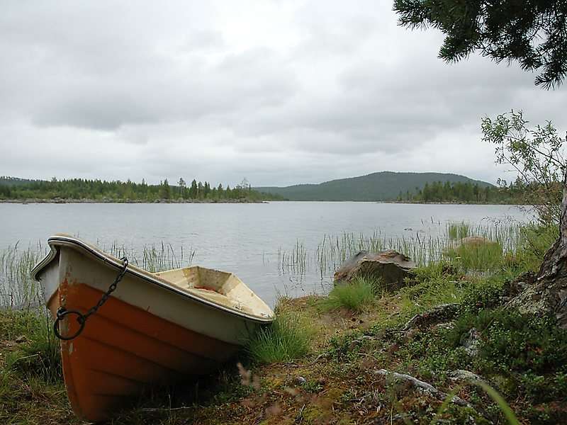 Barco en el lago Inari en Finlandia rompecabezas en línea