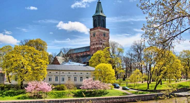 Turku com catedral na Finlândia puzzle online