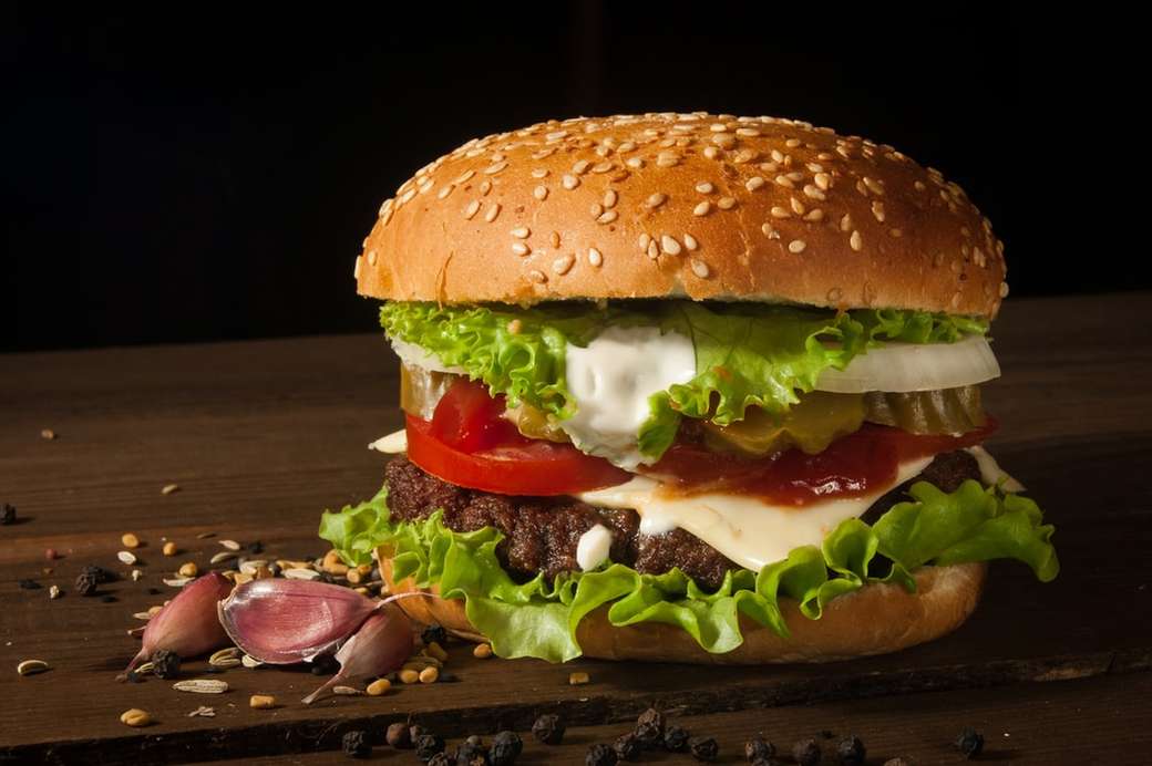 Big burger sur une table en bois avec de l'ail puzzle en ligne