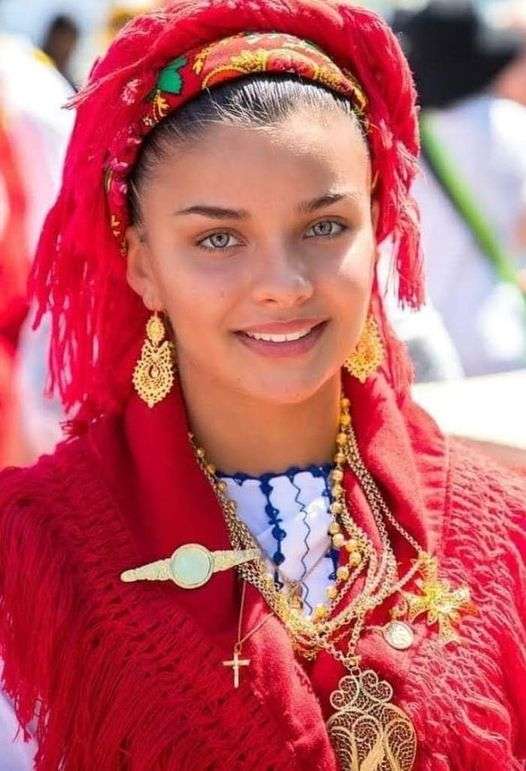 una chica de portugal en traje tradicional rompecabezas en línea