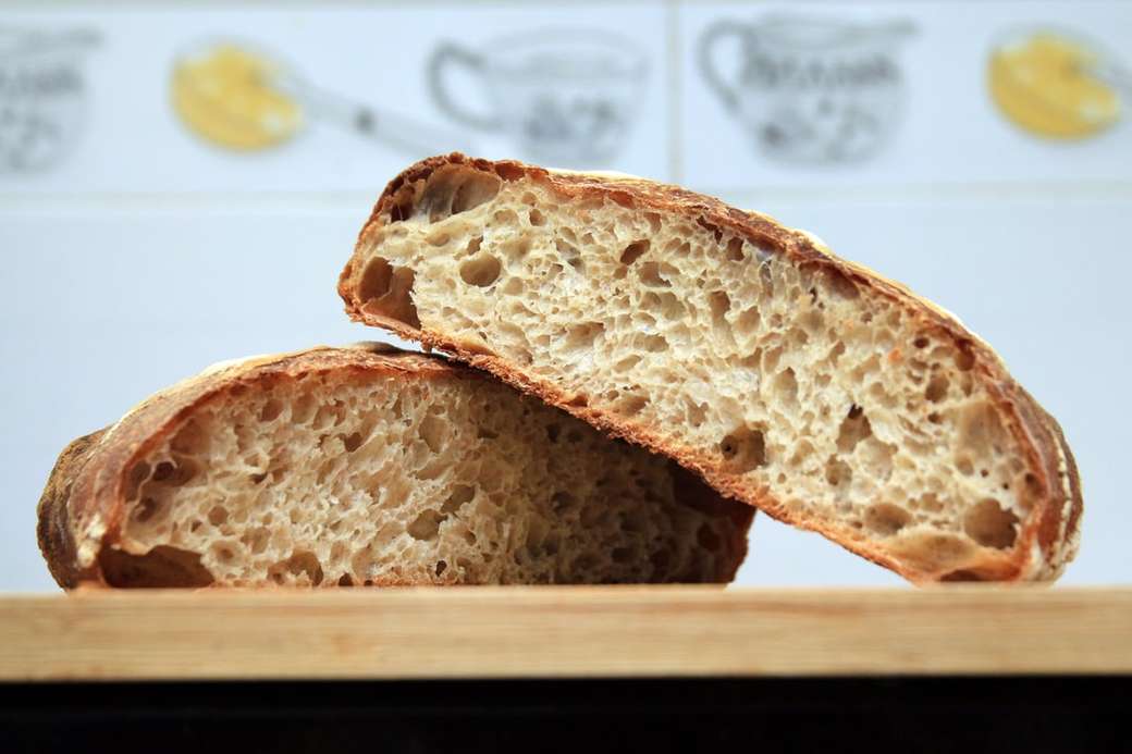 hnědý chléb na hnědý dřevěný stůl online puzzle