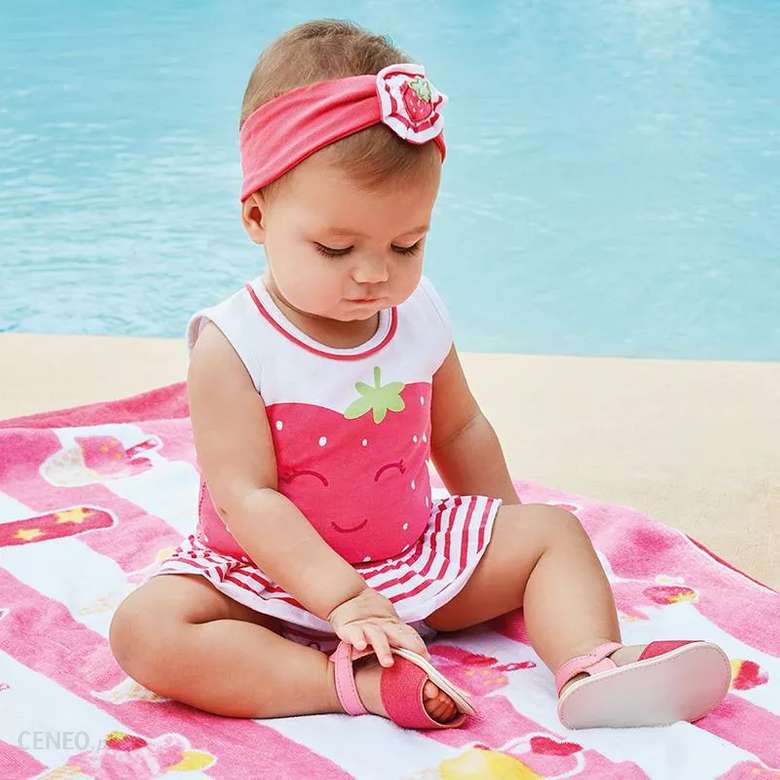 baby gekleed in roze legpuzzel online