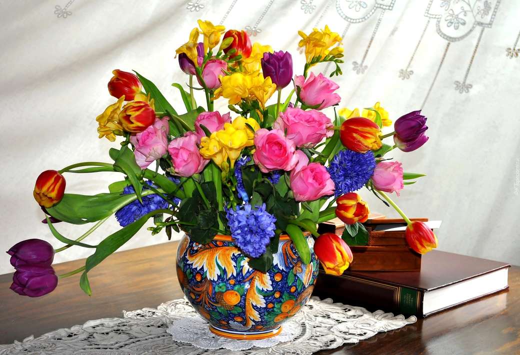 μπουκέτο λουλούδια άνοιξη σε ένα βάζο παζλ online