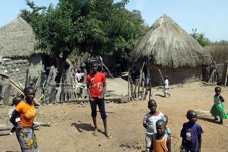 άνθρωποι στο αφρικανικό χωριό παζλ online