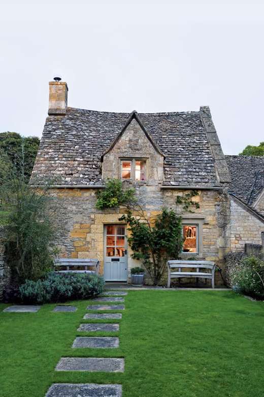 18th century cottage in the Cotswolds, England jigsaw puzzle online