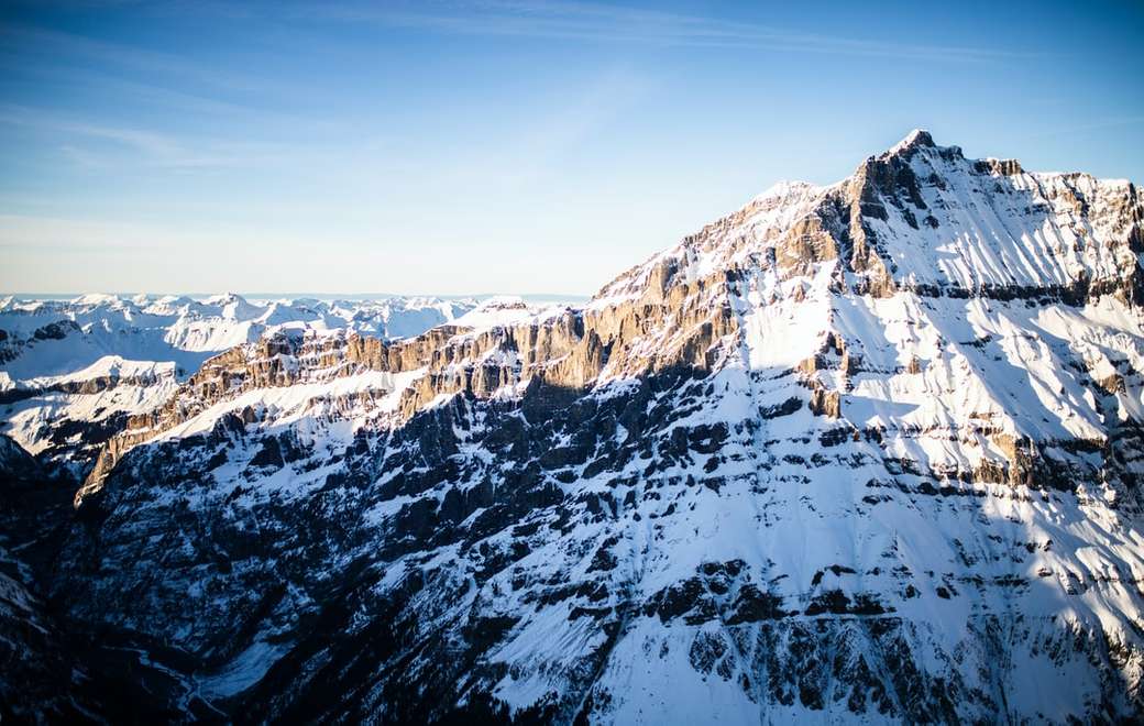 планина, покрита със сняг през деня онлайн пъзел