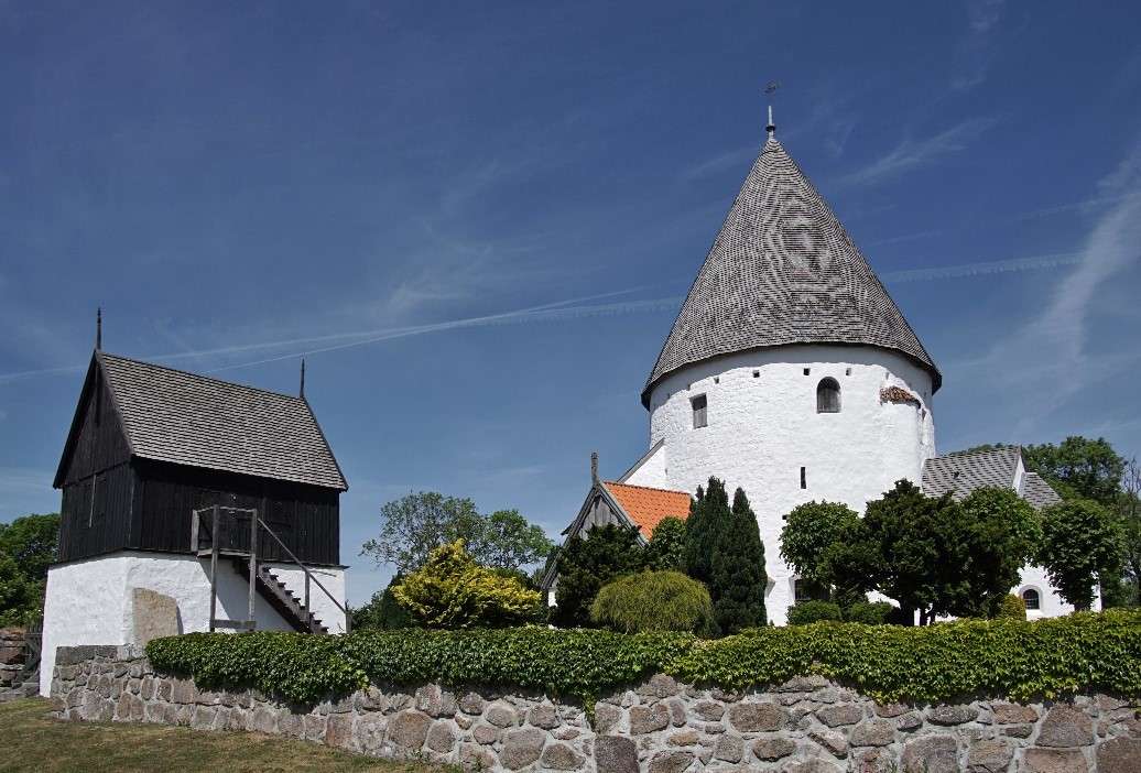 Olsker kulatý kostel na Bornholmu v Dánsku skládačky online