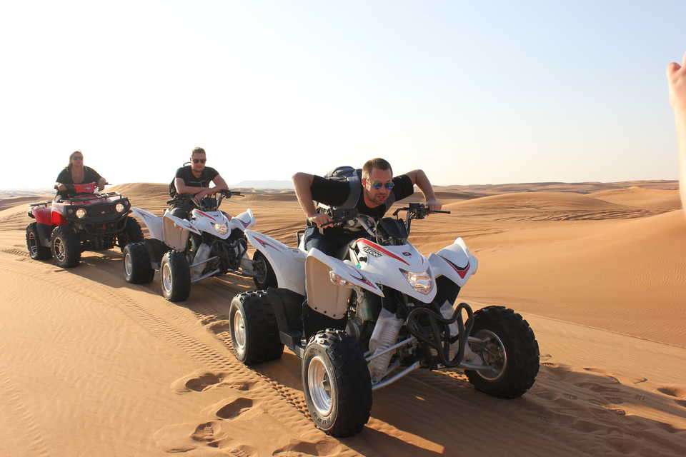 gente conduciendo en el desierto del sahara rompecabezas en línea