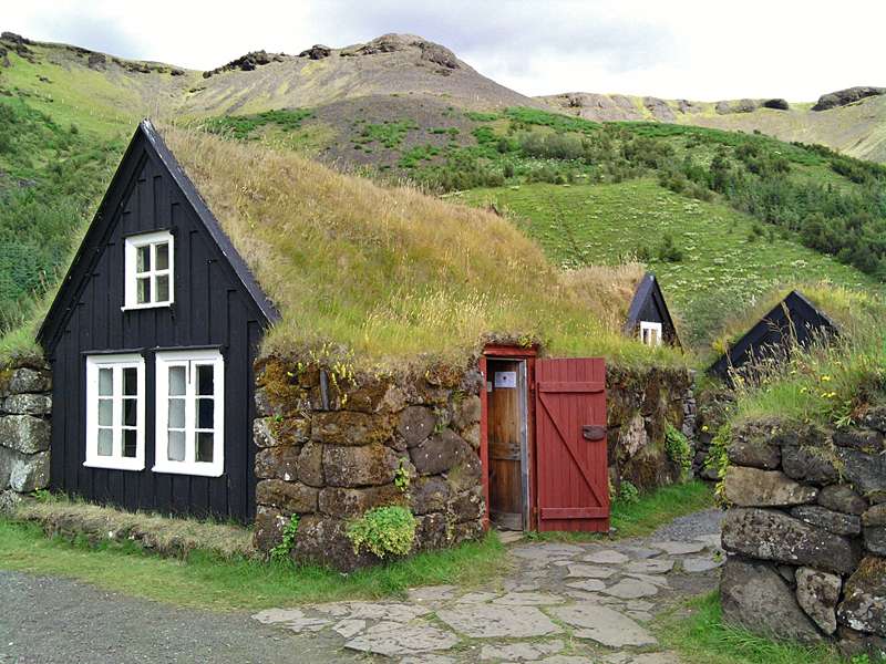 Häuser mit grasbewachsenen Dächern in Island Puzzlespiel online