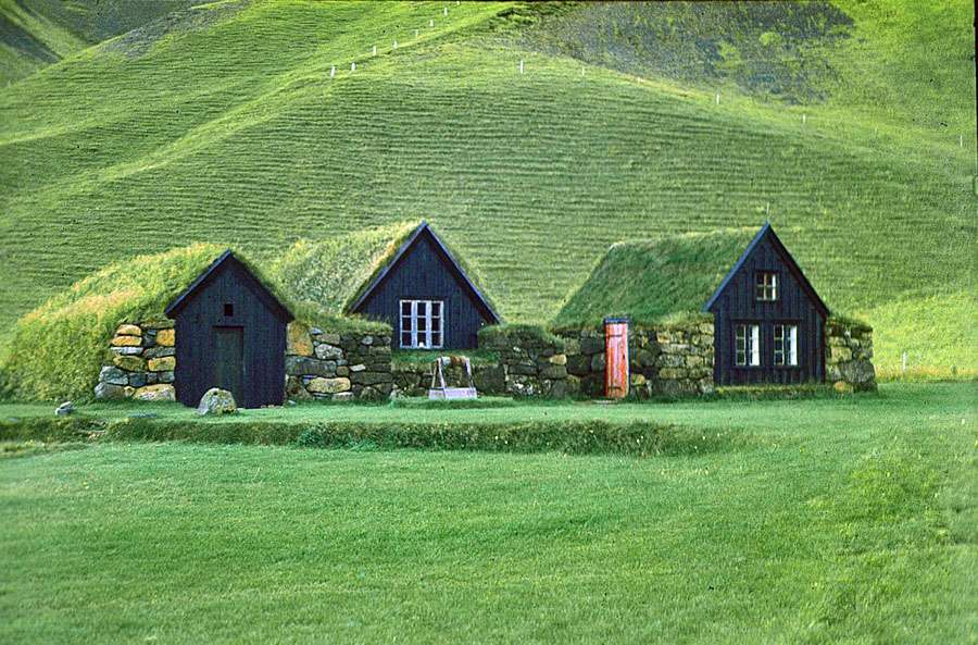 Huizen met met gras begroeide daken in IJsland online puzzel