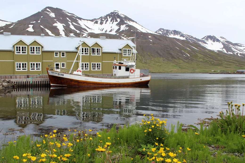 Hôtel avec bateau en Islande puzzle en ligne