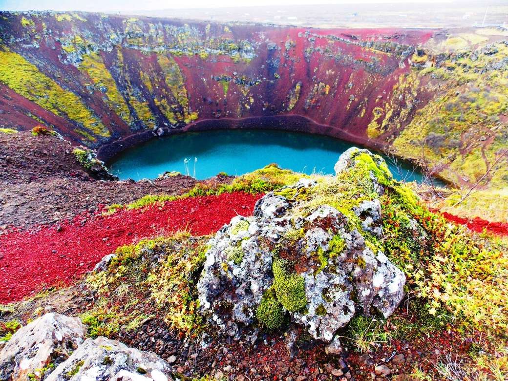 Кратерно езеро на вулкан в Исландия онлайн пъзел
