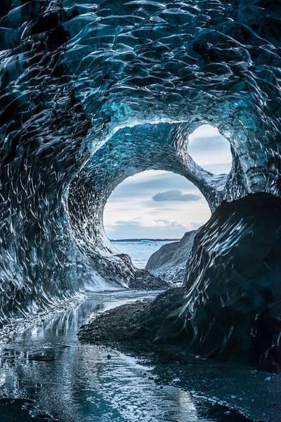Grotte surplombant la mer en Islande puzzle en ligne