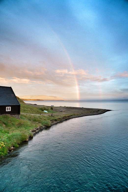 Casă pe malul apei în Islanda jigsaw puzzle online