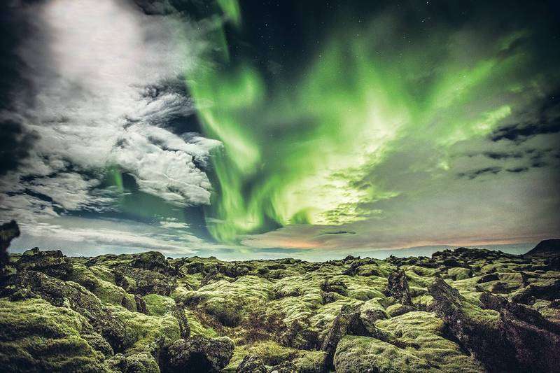 Jedinečná krajina Islandu v polární záři online puzzle