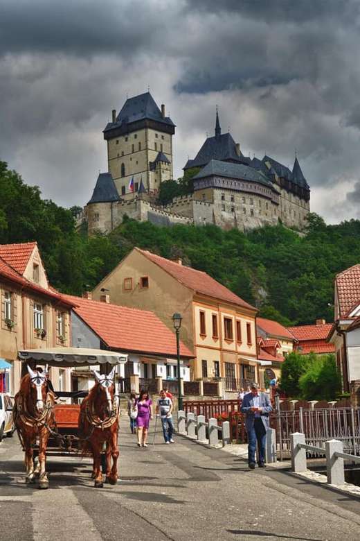 Castillo de Karlstejn en Karlstejn, República Checa rompecabezas en línea