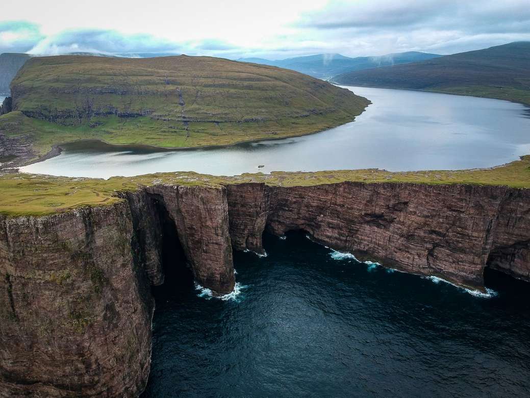 Binnensee auf den Färöer Inseln Online-Puzzle