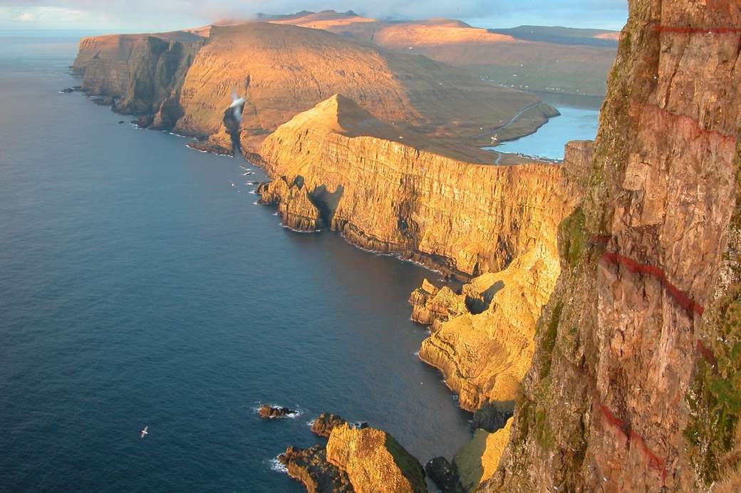 Costa íngreme das Ilhas Faroé puzzle online