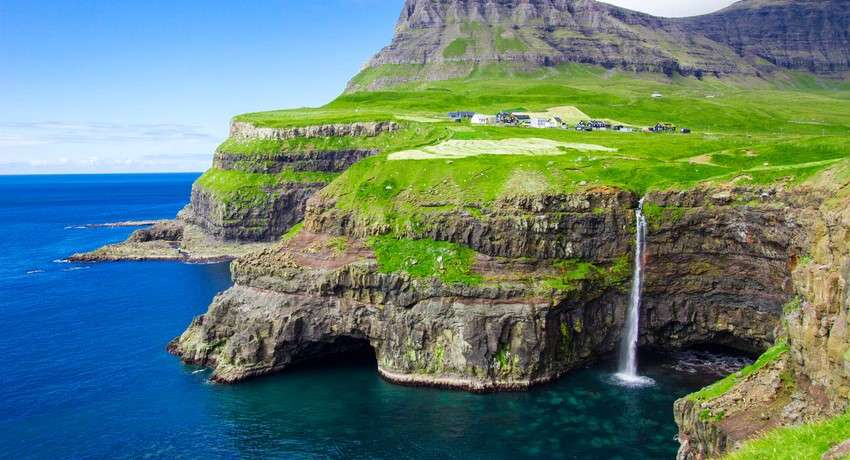 Strmé pobřeží s vodopádem Faerské ostrovy skládačky online