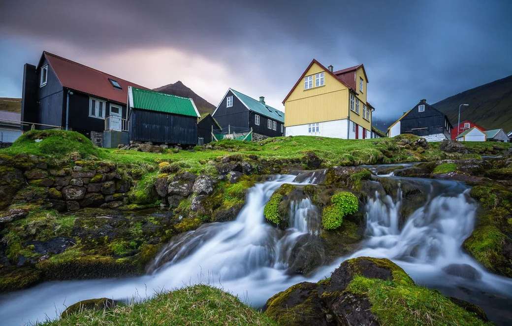 Häuser und Wasserfall auf den Färöer Inseln Online-Puzzle