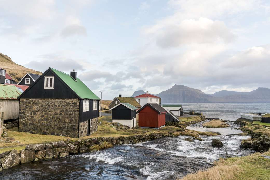 Casas na costa das Ilhas Faroe puzzle online