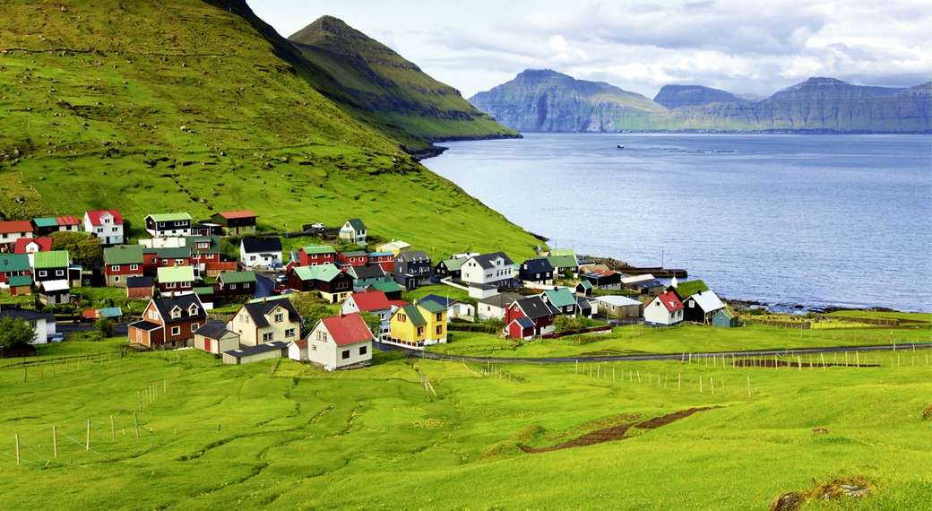 Häuser an der Küste auf den Färöer Inseln Puzzlespiel online