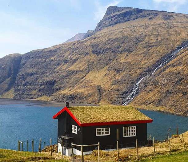 Hus på Färöarnas kust pussel på nätet