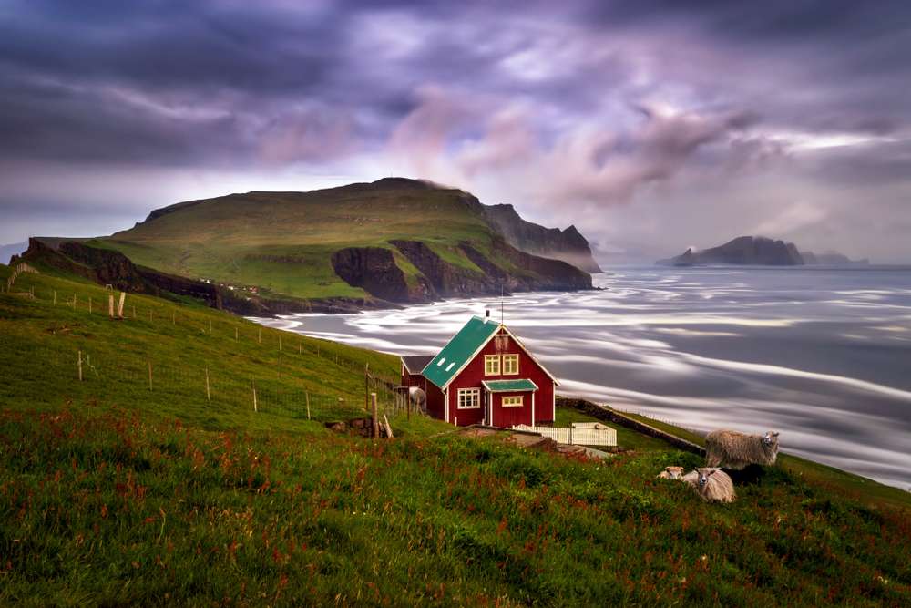 Haus an der Küste der Inseln Färöer Online-Puzzle