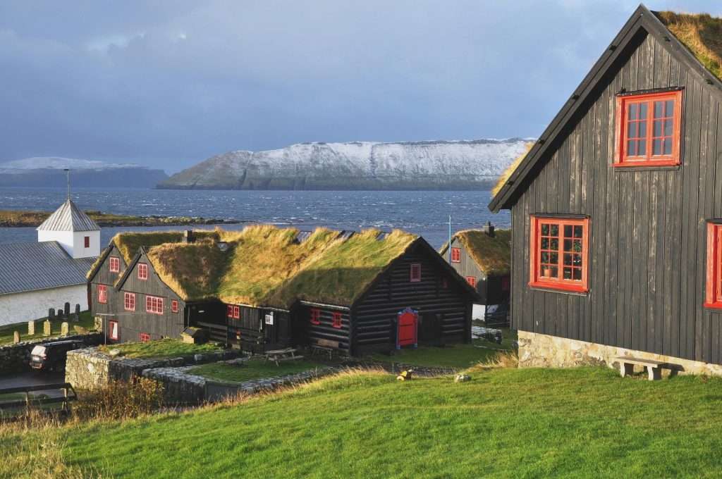 Huizen aan de kust van de Faeröer Kirkjubour legpuzzel online