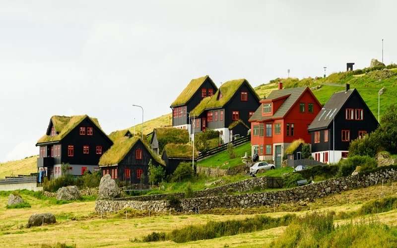 Casas na costa das Ilhas Faroe Koltur puzzle online