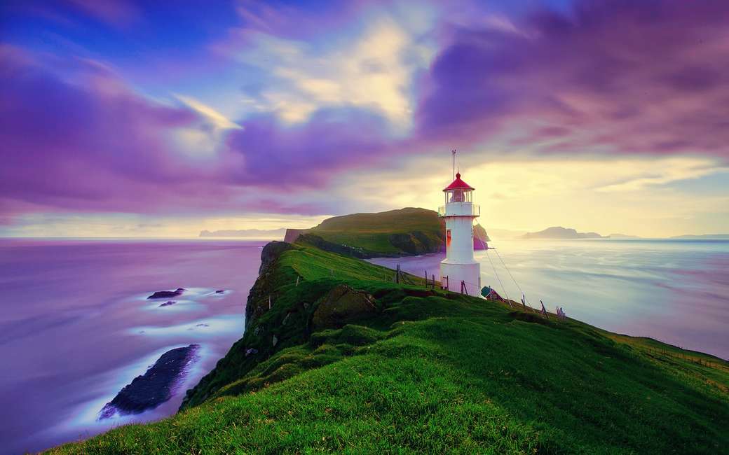Küsten der Inseln Färöer mit Leuchtturm Online-Puzzle