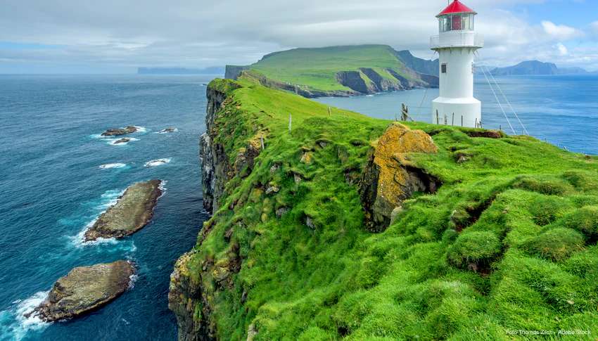 Küsten der Inseln Färöer mit Leuchtturm Puzzlespiel online