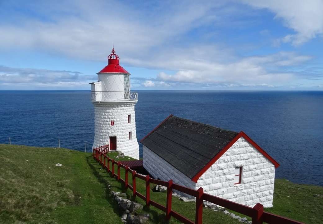 Leuchtturm mit Haus auf Färöer Puzzlespiel online