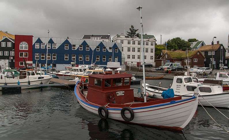 Ville et port de Torshavn sur les îles Féroé puzzle en ligne