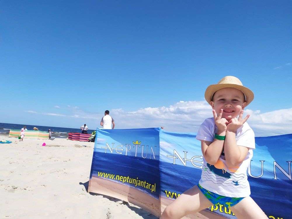 Ребенок на пляже онлайн-пазл