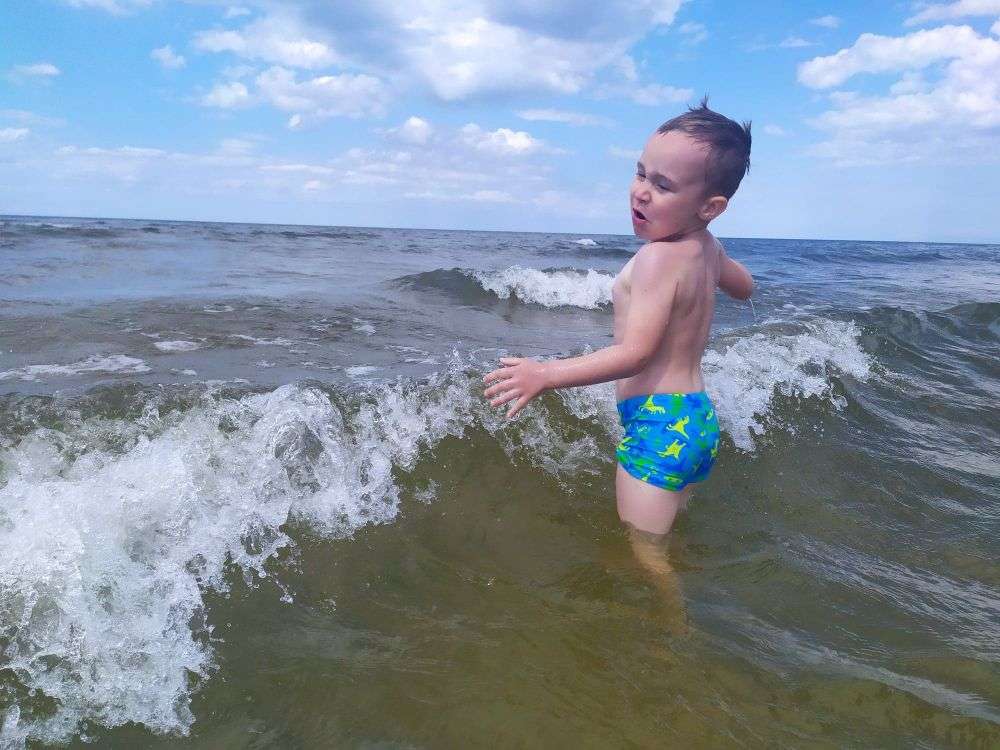 μικρό παιδί αγόρι στο νερό παζλ online