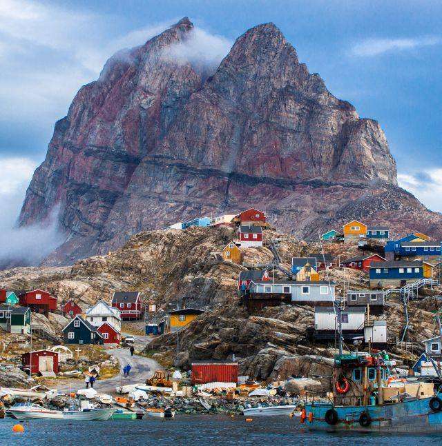 Σπίτια δίπλα στη θάλασσα και το λιμάνι στη Γροιλανδία online παζλ
