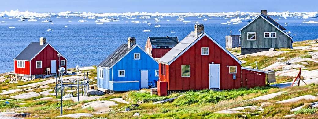 Bunte Häuser am Meer in Grönland Puzzlespiel online