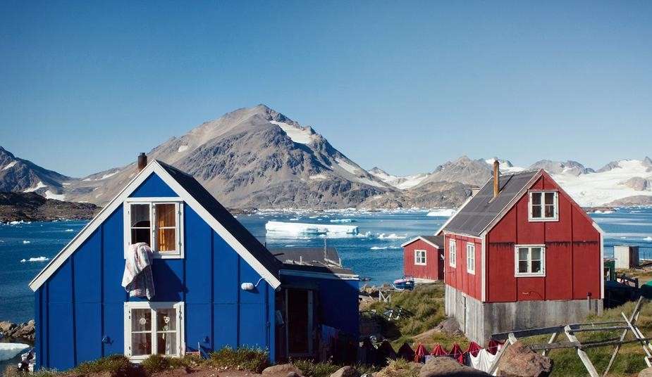 Färgrika hus vid havet i Grönland Pussel online
