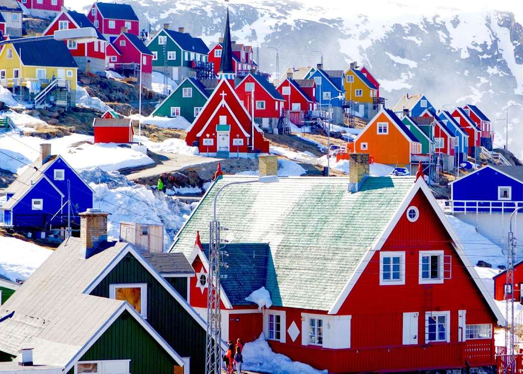Разноцветные дома на Гренландии онлайн-пазл