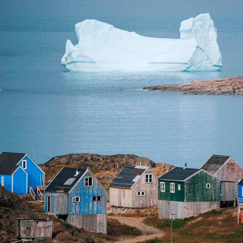 Цветни къщи на Гренландия и ледена покривка онлайн пъзел