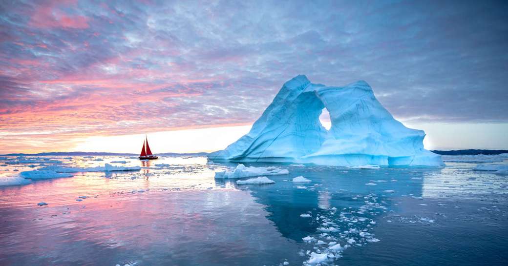 Ветроходен кораб пред ледената формация край Гренландия онлайн пъзел