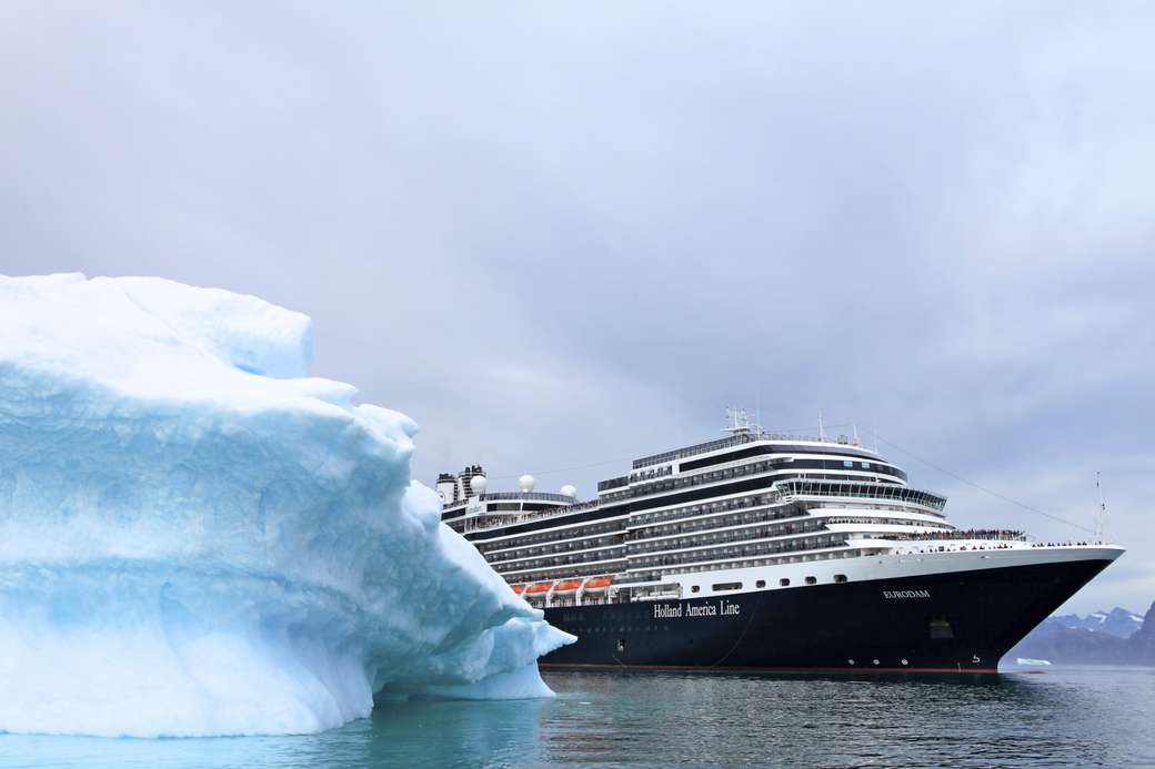 Schiff vor Eisformation vor Grönland Puzzlespiel online