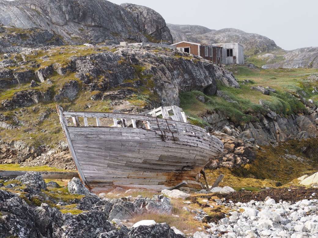 Grönlands strandade båt och gamla hus pussel på nätet