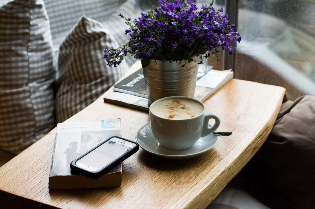 Кава, квіти і книги онлайн пазл