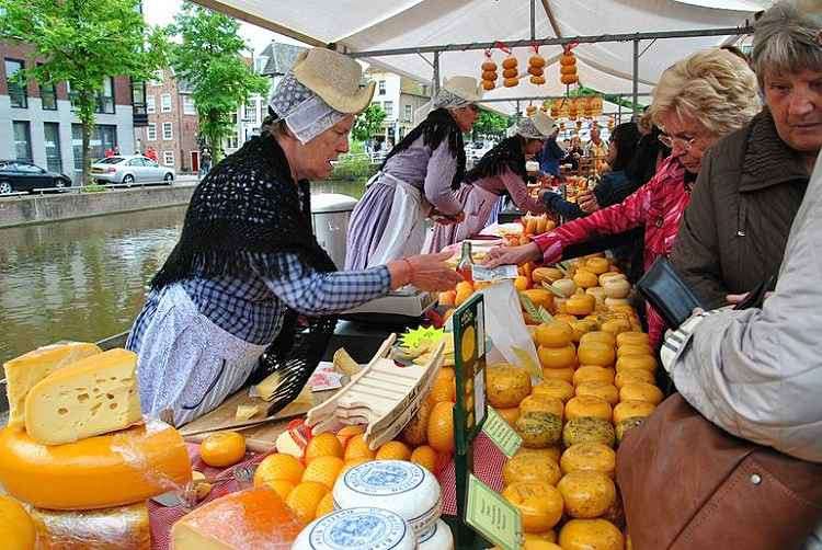 Trh se sýrem Alkmaar v Nizozemsku skládačky online