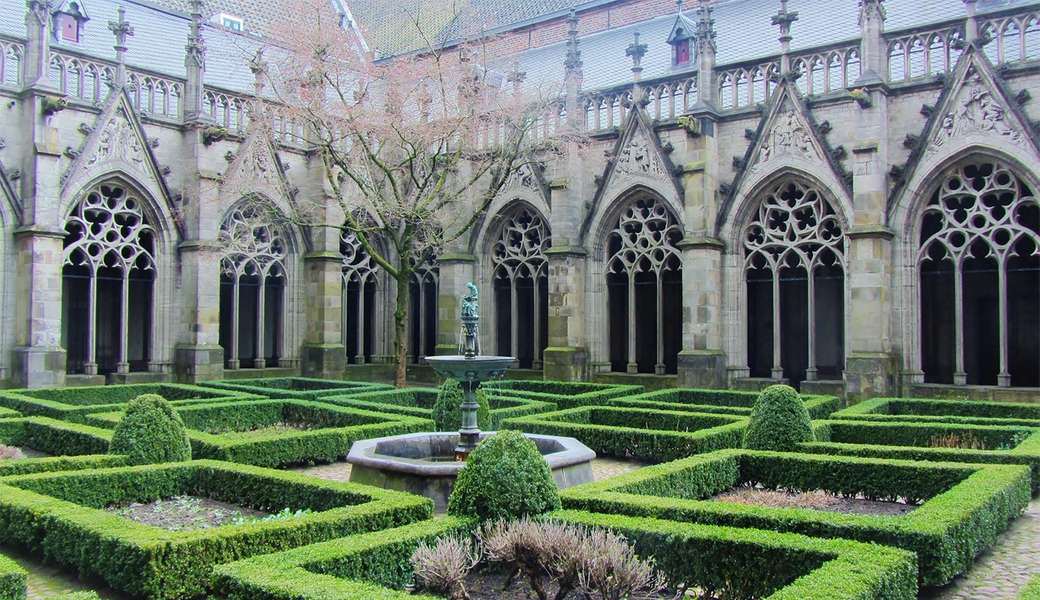 Utrechtská klášterní zahrada v Nizozemsku skládačky online