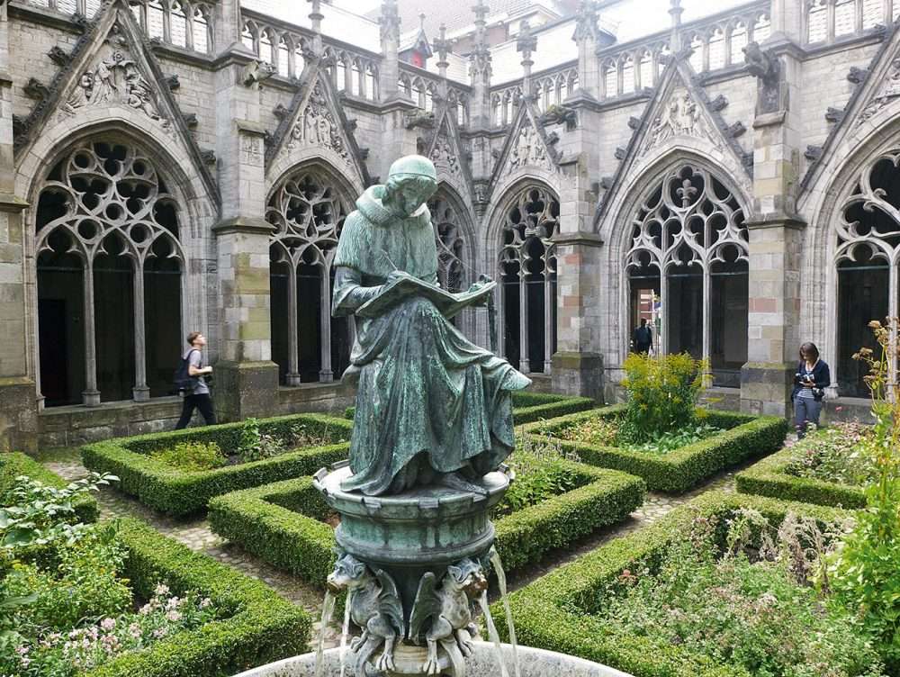 Utrechtská klášterní zahrada v Nizozemsku online puzzle